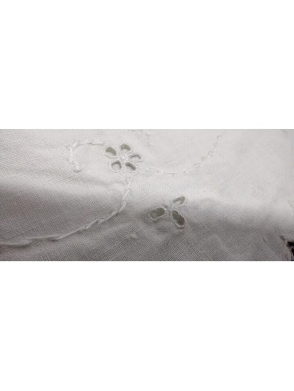 Vintage 9.5 Round Circle White Placemat Linen Bow Eyelet Fine Cotton Scalloped